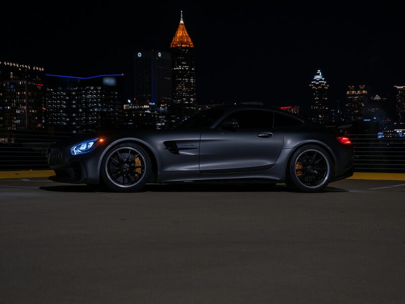 Mercedes-AMG GT R gris de noche ante el skyline de una ciudad