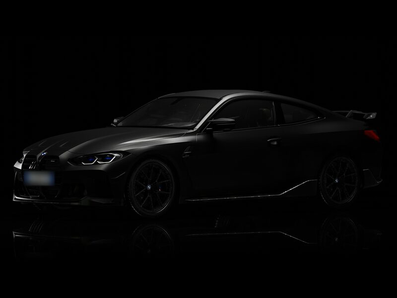 BMW M4 Coupé negro en un estudio a oscuras