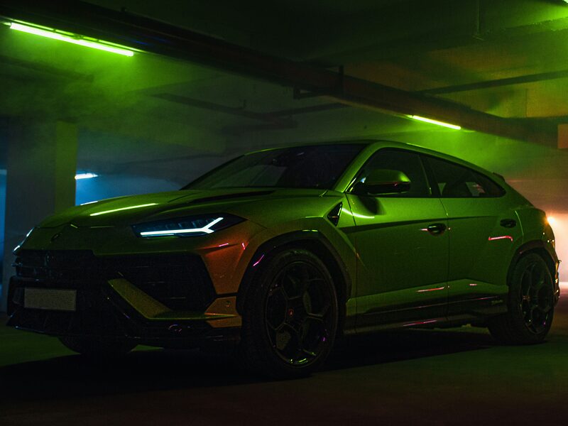 Lamborghini Urus en un garaje iluminado con luz verde