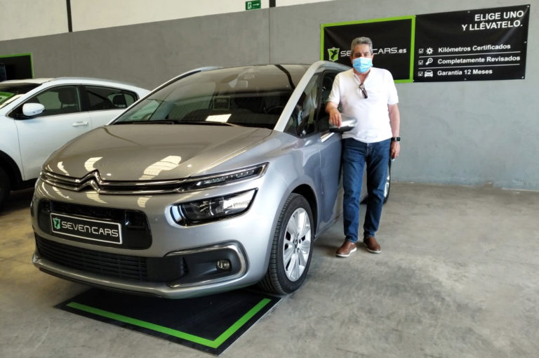 Cliente de SevenCars con su coche